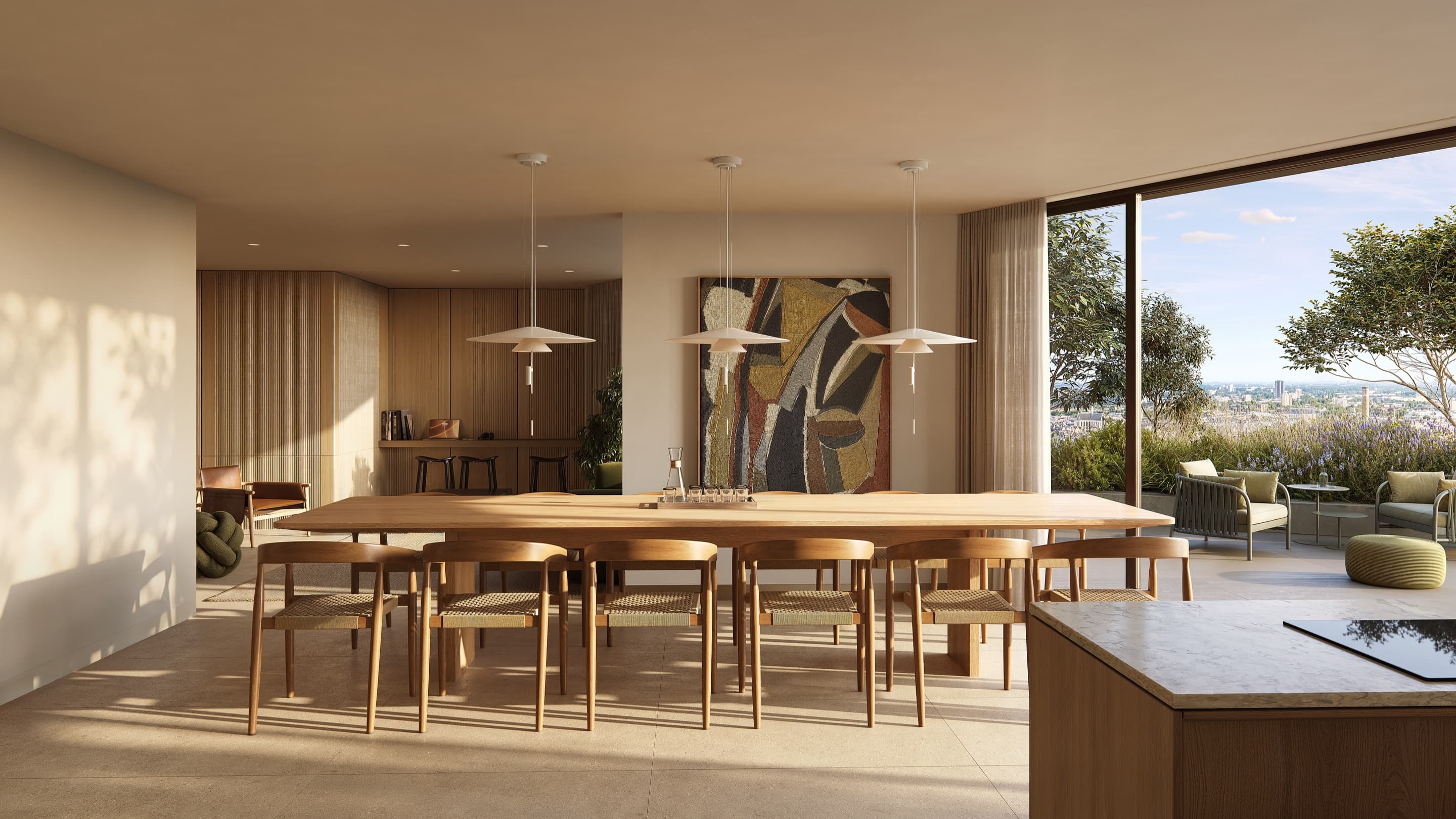 Artist impression van de social lounge: een lange eikenhouten tafel met gevlochten stoelen onder drie witte hanglampen, een groot abstract schilderij en een glazen pui open naar een begroeid terras met uitzicht over de stad.