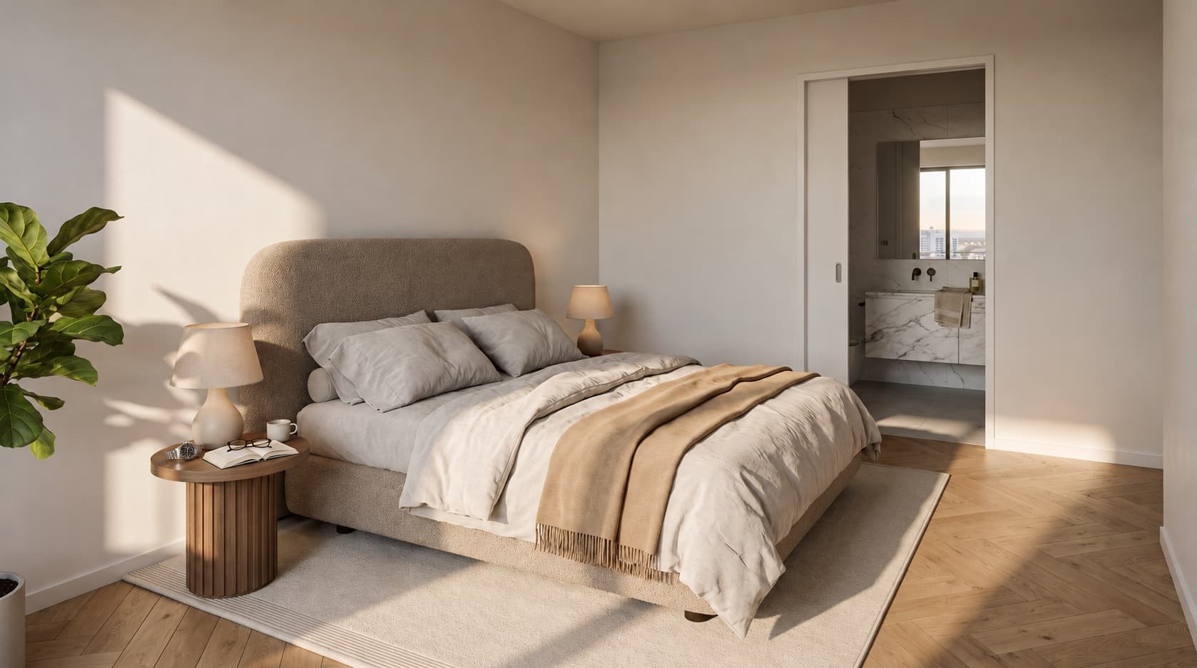 Artist impression van een slaapkamer in warm, laag zonlicht: een bed met een gestoffeerd hoofdeind en linnen beddengoed, een houten nachtkastje met een boek en een leesbril, een eikenhouten visgraatvloer en een deur naar een marmeren badkamer met een raam op de stad.