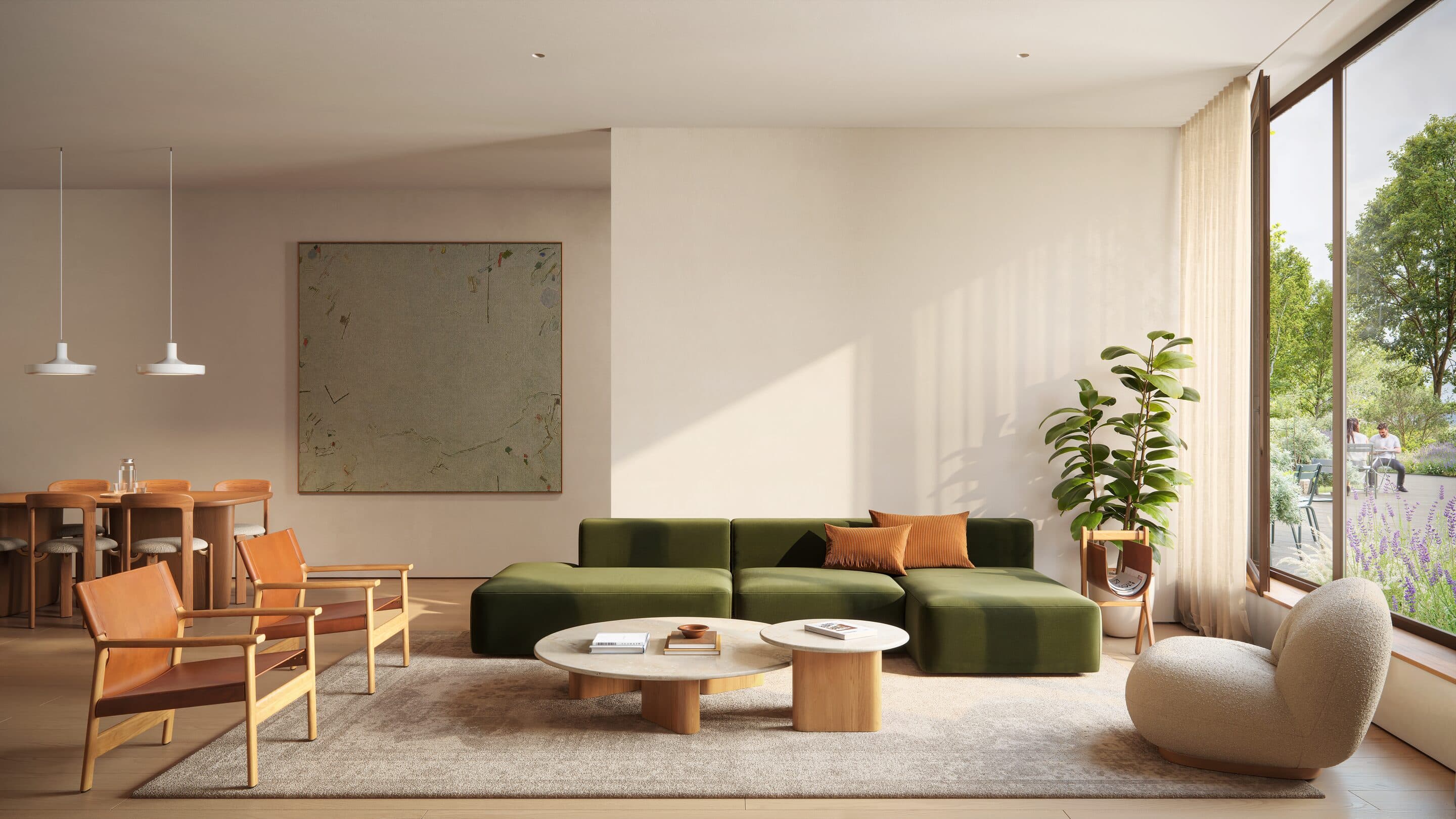 Artist impression van een zonnige woonkamer met een groene fluwelen bank, twee cognackleurige leren fauteuils, ronde stenen salontafels en een fauteuil van bouclé, een eettafel onder twee witte hanglampen, en een hoog raam op een tuin met lavendel waar twee mensen aan een tafel zitten.