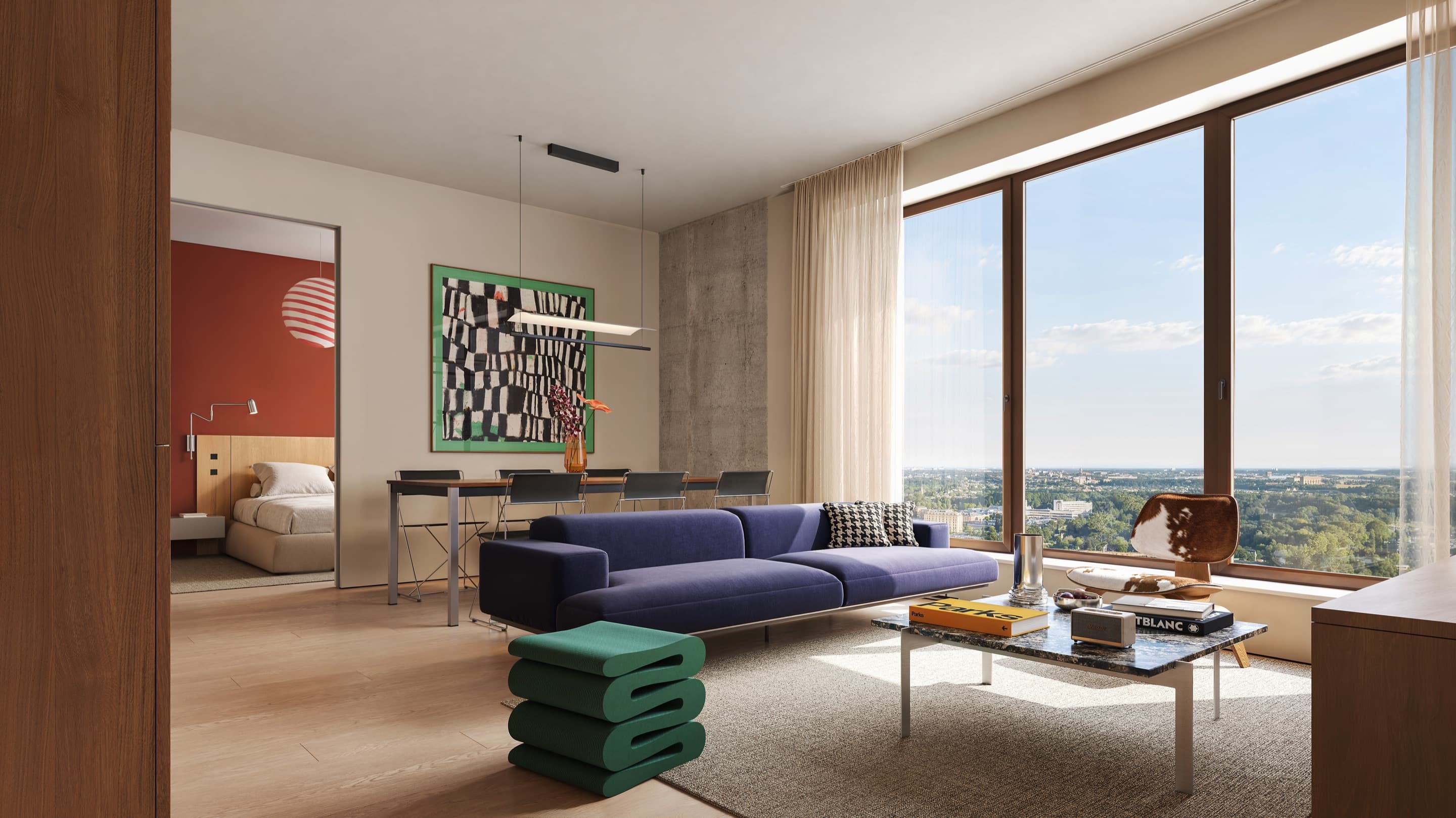 Artist impression van een woonkamer hoog boven de stad onder een wit plafond: een blauwe fluwelen bank, een groen golvend bijzettafeltje, een marmeren salontafel en een fauteuil met koeienhuid, een eettafel met zwarte stoelen onder een lange hanglamp, een slaapkamer met een rode wand achter de open deur, en hoge ramen over het groen en de stad.