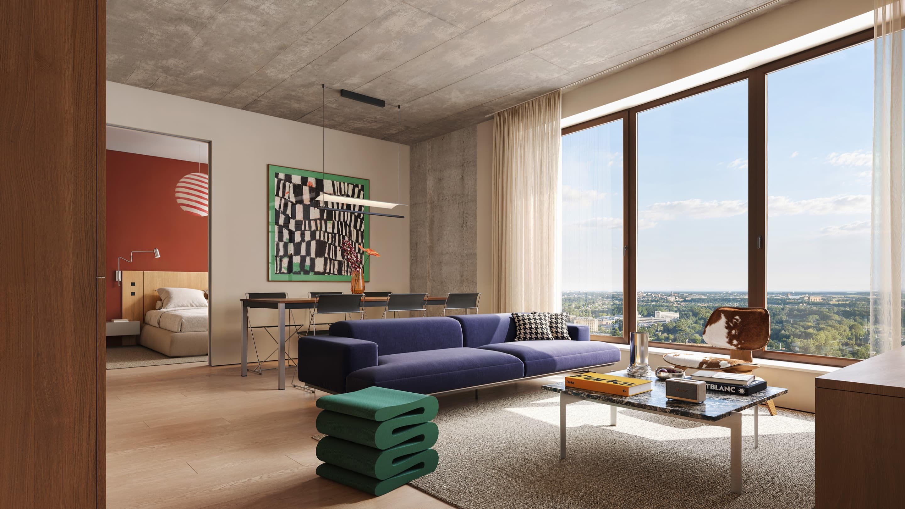 Artist impression van een woonkamer hoog boven de stad onder een betonnen plafond: een blauwe fluwelen bank, een groen golvend bijzettafeltje, een marmeren salontafel en een fauteuil met koeienhuid, een eettafel met zwarte stoelen onder een lange hanglamp, een slaapkamer met een rode wand achter de open deur, en hoge ramen over het groen en de stad.